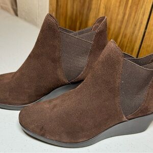 Crocs boots women’s 7 Leigh Chelsea booties 205338 Brown Suede Ankle Boots